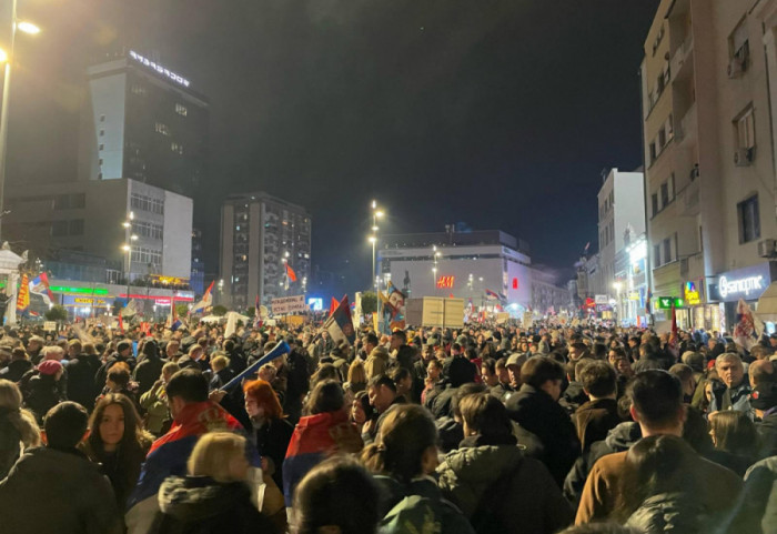 (FOTO/VIDEO) Protest u Nišu: Nakon performansa studenata i glumaca sledi govor padobranaca veterana