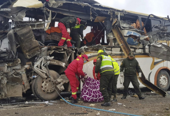 (VIDEO) Autobus u Boliviji udario u stenu i skrenuo s puta: Poginulo 13 ljudi, 20 povređeno