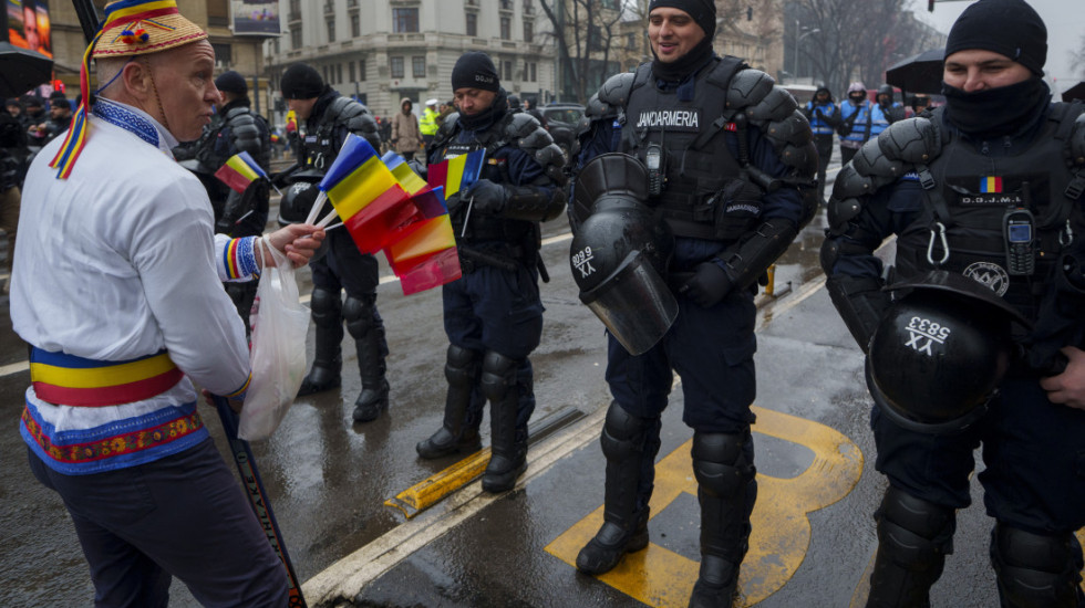 (FOTO) Hiljade pristalica Đorđeskua na antivladinom skupu u Bukureštu