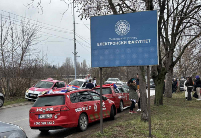 (FOTO/VIDEO) Taksisti vratili studente iz Niša svojim kućama: "Naša je dužnost da im pomognemo"