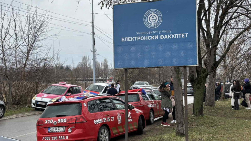 (FOTO/VIDEO) Taksisti vratili studente iz Niša svojim kućama: "Naša je dužnost da im pomognemo"