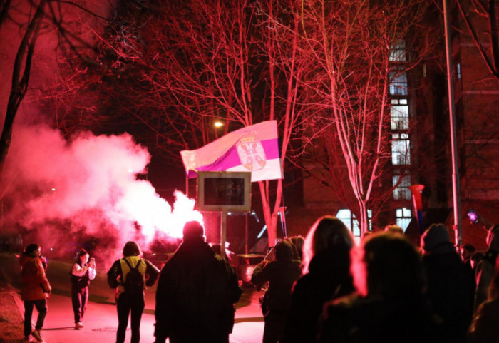 (FOTO) "Nećemo mrak": Protest u znak podrške studentima u Železniku, građani uzvikivali "Generalni štrajk" i "Pumpaj"