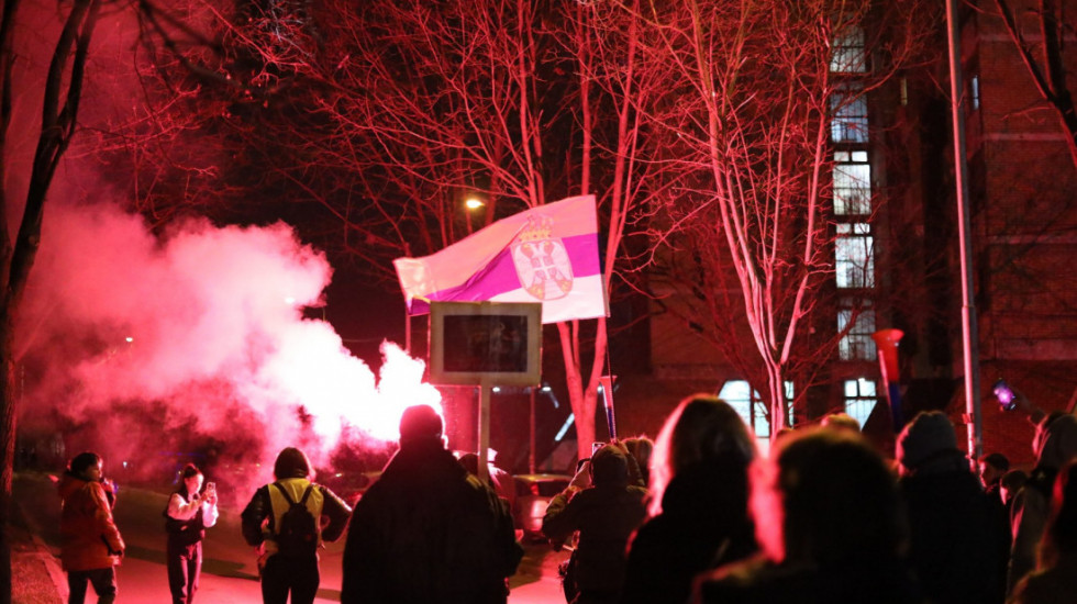 (FOTO) "Nećemo mrak": Protest u znak podrške studentima u Železniku, građani uzvikivali "Generalni štrajk" i "Pumpaj"