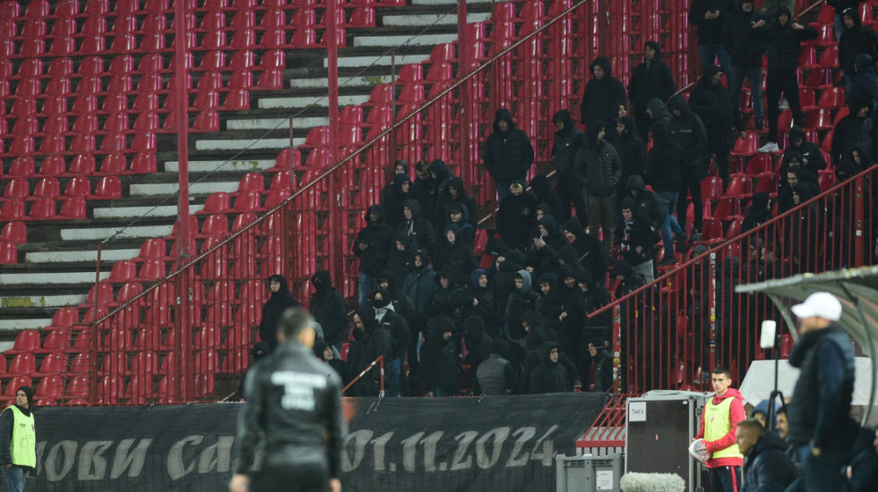 (VIDEO) Tuča navijača Vojvodine na stadionu "Karađorđe", mladić (23) prevezen na odeljenje reanimacije Urgentnog centra