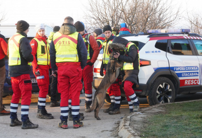 (FOTO) Newsmax Balkans u Ubu: Devojčicu pronašao pas tragač, odvezena u bolnicu