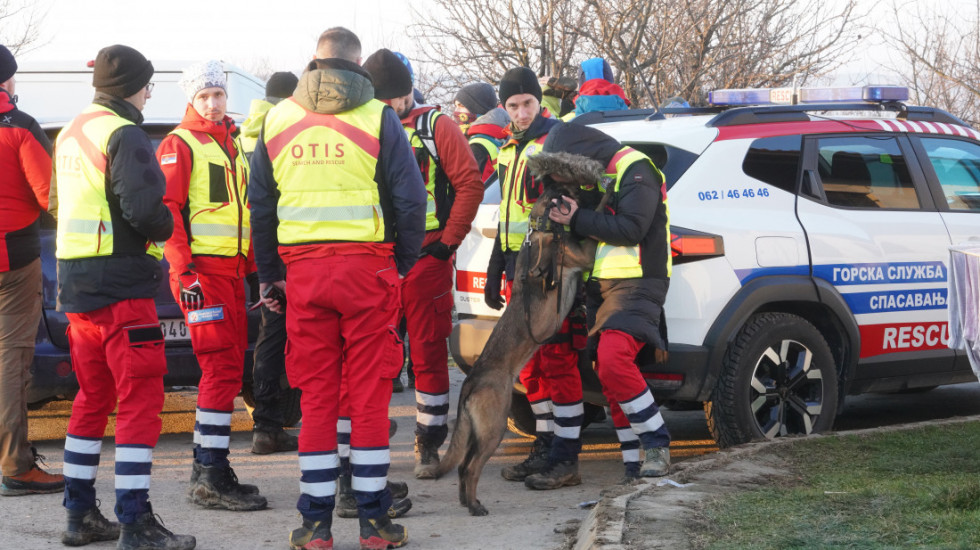 (FOTO/VIDEO) Newsmax Balkans u Ubu: Devojčicu pronašao pas tragač, odvezena u bolnicu