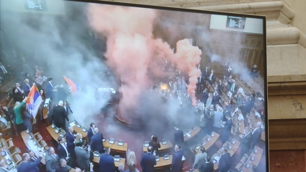 Chaos in the Serbian Parliament: Opposition Threw Smoke Bombs, Female MPs Injured