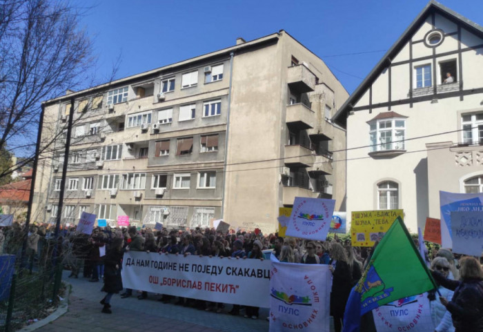 (FOTO) "Prosveta je ustala i nije odustala": Protest ispred Školske uprave Beograd