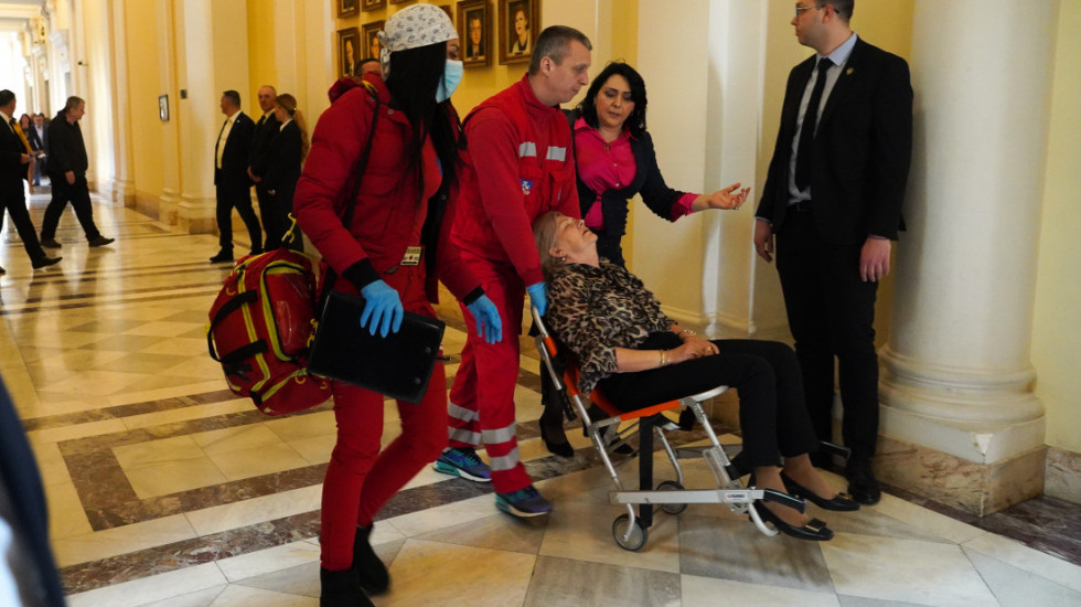 Predsednik Srbije posetio u bolnici poslanicu Jasminu Obradović: "Pobediće Jasmina, pobediće Srbija"