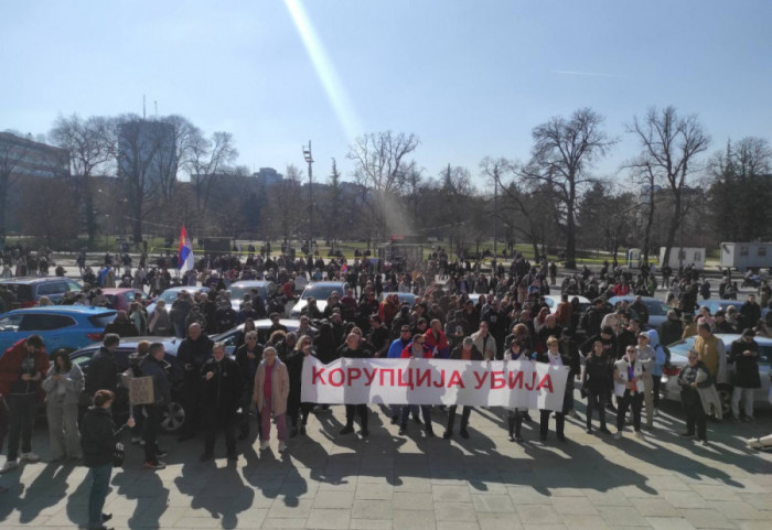 (FOTO) Protest ispred Skupštine Srbije: Razvijen tranpsarent "Korupcija ubija", prisutna policija