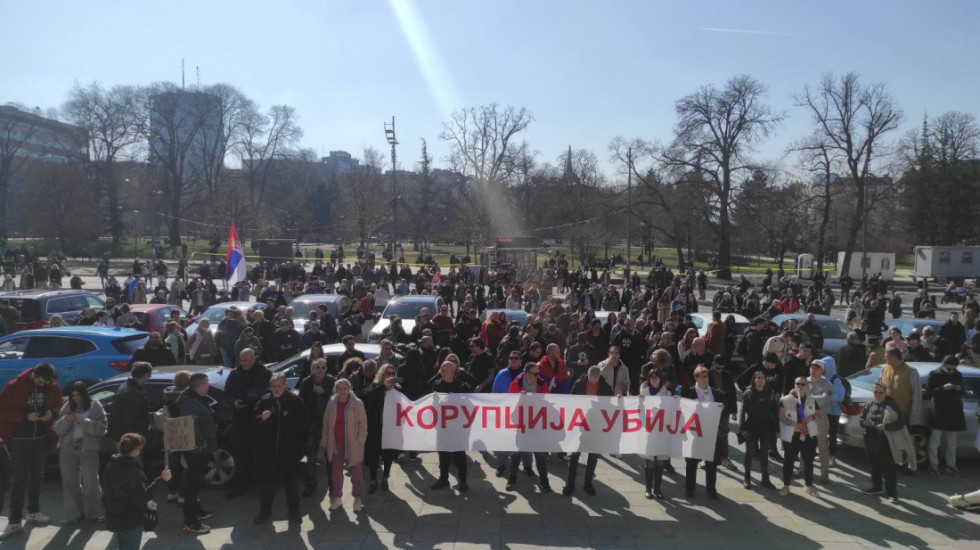 (FOTO) Protest građana ispred Skupštine: Razvijen transparent "Korupcija ubija", policija raspoređena iza parlamenta