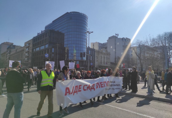 (FOTO/VIDEO) "Ajde sad lepo svi da odgovarate": Prosvetari ispred Skupštine, srednjoškolci šetaju do Trga Republike