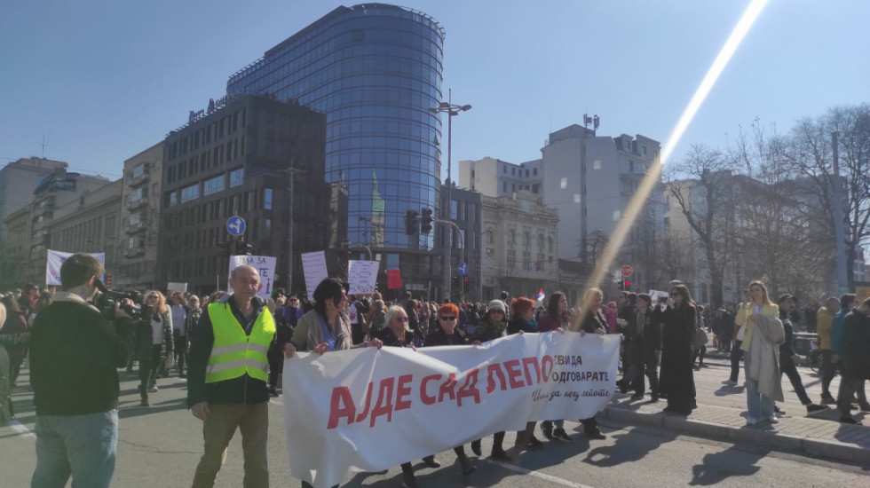 (FOTO/VIDEO) "Ajde sad lepo svi da odgovarate": Prosvetari ispred Skupštine, srednjoškolci šetaju do Trga Republike