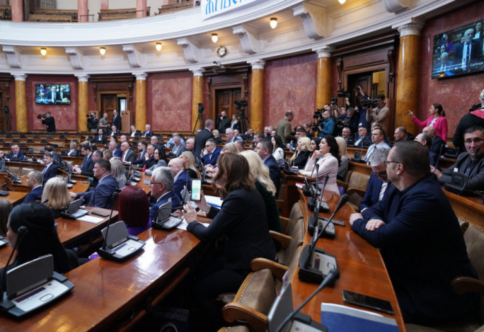 (FOTO/VIDEO) Završena sednica Skupštine: Veći deo opozicije van sale, poslanici vlasti raspravljali o izmenama zakona