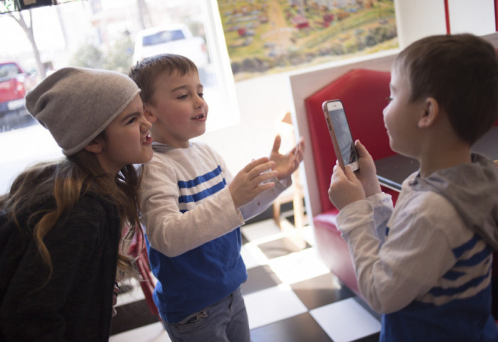 Evropski parlament odobrio da minimalna starost za pristup mrežama i AI bude 16 godina