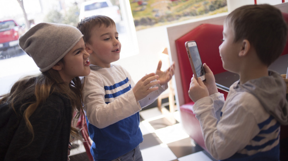 Evropski parlament odobrio da minimalna starost za pristup mrežama i AI bude 16 godina