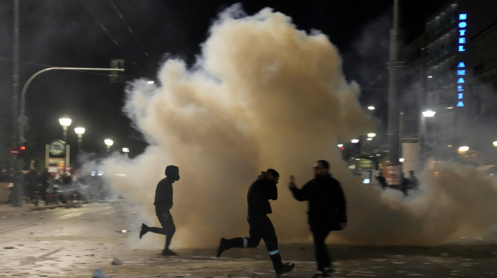 (FOTO) Sukob policije i demonstranata u Atini na protestu zbog železničke nesreće