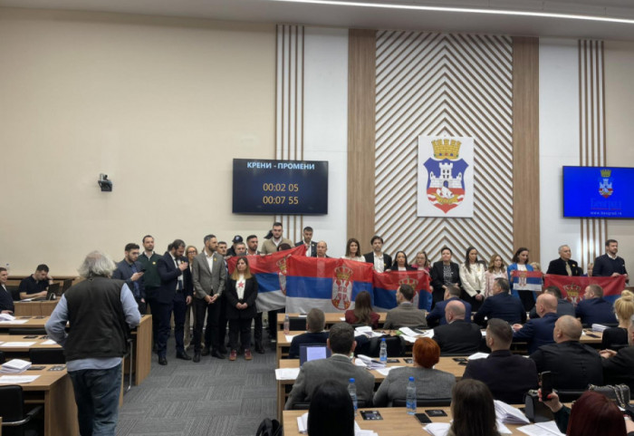 (FOTO/VIDEO) Sednica Skupštine Beograda još nije počela: Odbornici opozicije raširili zastave i pevaju himnu