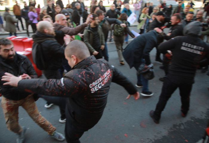 (FOTO/VIDEO) Incidenti ispred Skupštine grada: Privatno obezbeđenje sukobilo se sa građanima, a potom i sa žandarmerijom