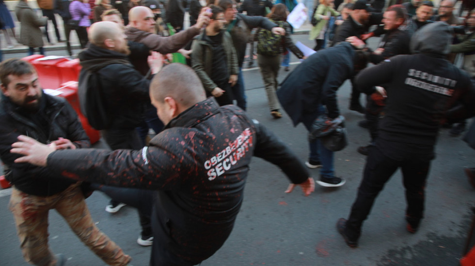 (FOTO/VIDEO) Incidenti pred Skupštinom grada: Privatno obezbeđenje sukobilo se sa građanima, a potom i sa žandarmerijom