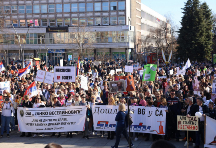 (VIDEO) "Hoćemo da vratimo dostojanstvo profesiji": Na protestu u Čačku okupili se prosvetni radnici iz cele Srbije