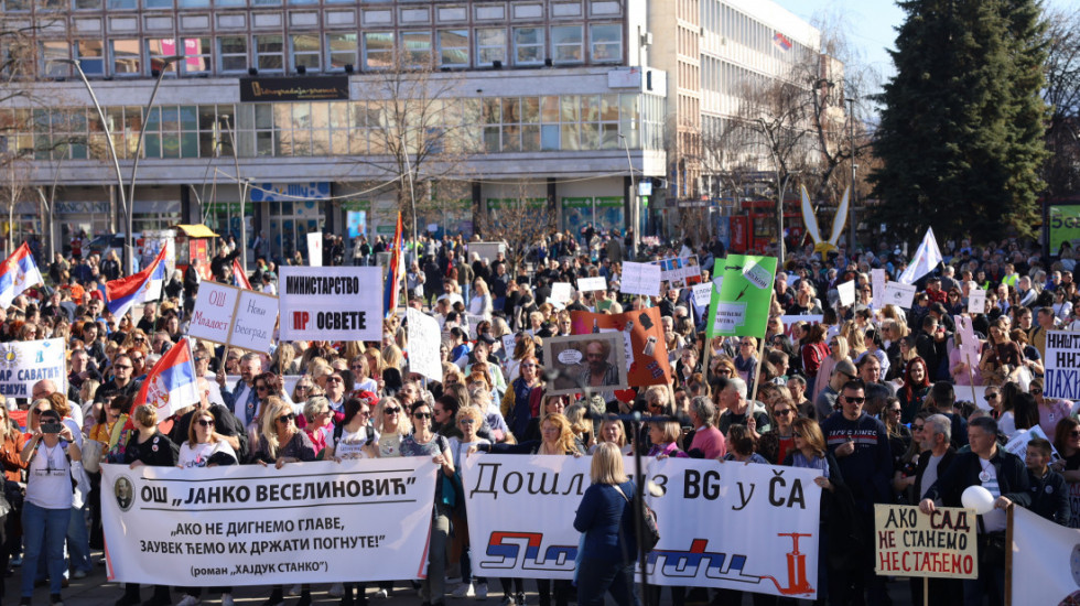 (VIDEO) "Hoćemo da vratimo dostojanstvo profesiji": Na protestu u Čačku okupili se prosvetni radnici iz cele Srbije