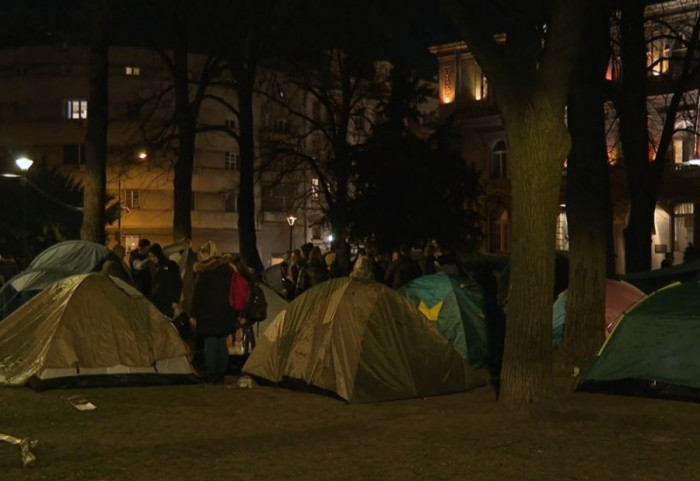 "Knjige, braćo moja, a ne plenumi i praporci": Ispred Predsedništva skup studenata koji žele da pohađaju nastavu