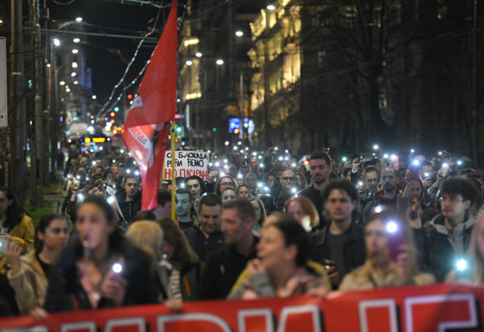 (FOTO/ VIDEO) "Hoćemo pravdu, nećemo pretnje": Protestna šetnja više beogradskih opština do VJT, spojile se sve kolone