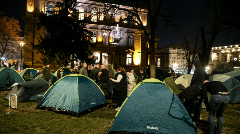 (FOTO) "Knjige, braćo moja, a ne plenumi i praporci": Ispred Predsedništva skup studenata koji žele da pohađaju nastavu