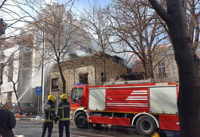 (FOTO/VIDEO) Lokalizovan požar u Francuskoj u centru Beograda, gori napuštena kuća