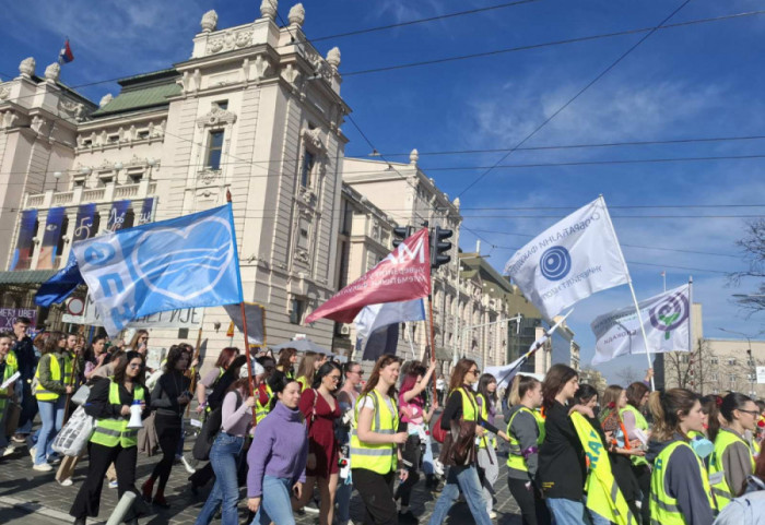 (FOTO/VIDEO) Protest "15. za 15" ispred Skupštine: Okupljanja građana na više tačaka, centralni događaj u 16 sati