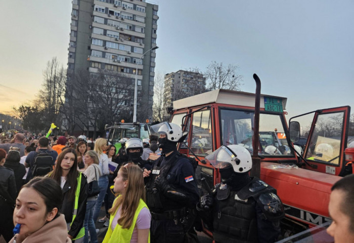 (FOTO/VIDEO) Kordon policije kod Opštine Novi Beograd blokirao traktore i građane koji su krenuli ka Trgu republike