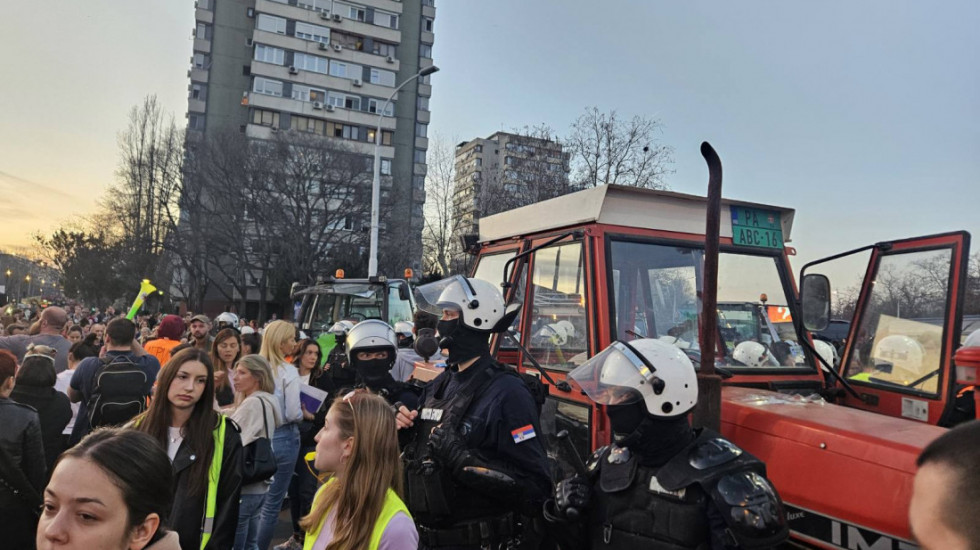 (FOTO/VIDEO) Kordon policije kod Opštine Novi Beograd blokirao traktore i građane koji su krenuli ka Trgu republike