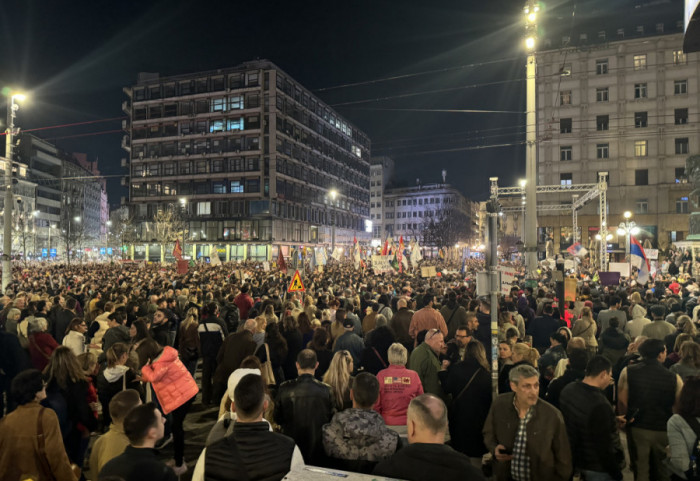 (FOTO/VIDEO) Radnici i studenti sa protesta na Trgu republike: "Krajnje vreme za buđenje, da izađemo iz kruga nasilja"