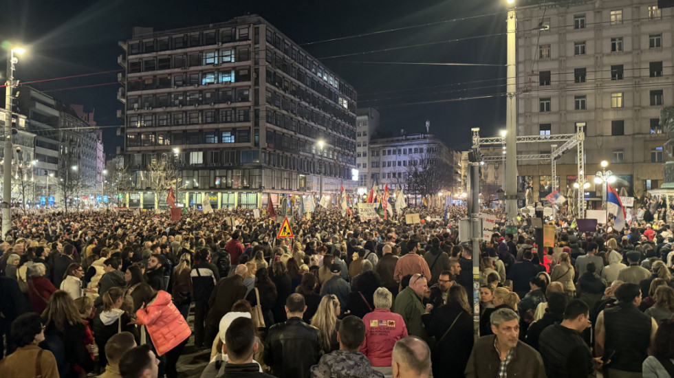 (FOTO/VIDEO) Radnici i studenti sa protesta na Trgu republike: "Krajnje vreme za buđenje, da izađemo iz kruga nasilja"