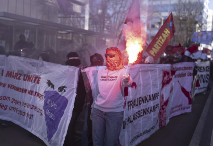 (FOTO) U Cirihu policija upotrebila biber sprej i palice u sukobu sa demonstrantima