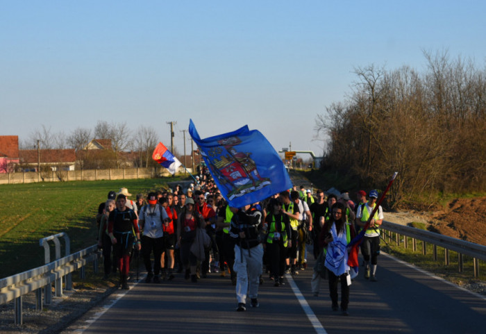 "Niko nije umoran, mi za umor ne znamo": Niški studenti i maturanti koji pešače do Beograda stigli u Svilajnac