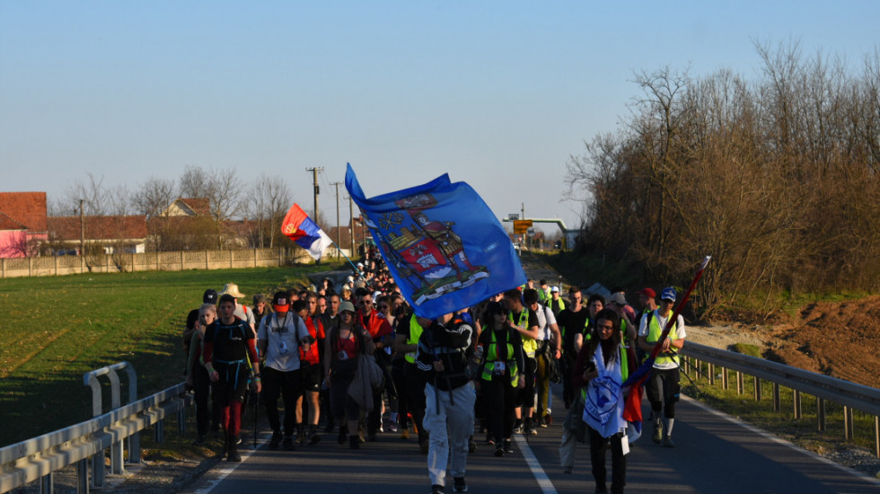 "Niko nije umoran, mi za umor ne znamo": Niški studenti i maturanti koji pešače do Beograda stigli u Svilajnac