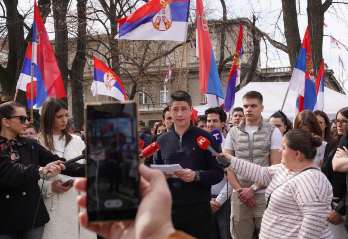 (FOTO) Studenti koji žele da uče traže informaciju od rektora i dekana kad će početi nastava