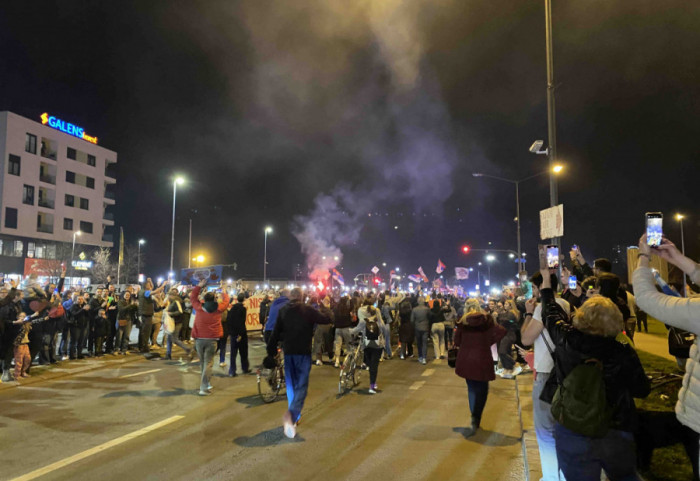 (FOTO) "Ima nade, podržimo mlade": Studenti iz Subotice pešice stigli u Novi Sad, dočekani vatrometom i posluženjem