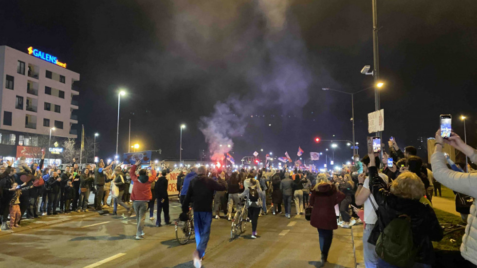 (FOTO) "Ima nade, podržimo mlade": Studenti iz Subotice pešice stigli u Novi Sad, dočekani vatrometom i posluženjem