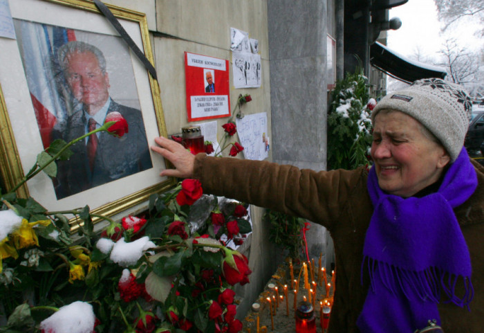 (FOTO) Godišnjica smrti Slobodana Miloševića: Preminuo u pritvoru u Hagu posle pet godina suđenja za ratne zločine