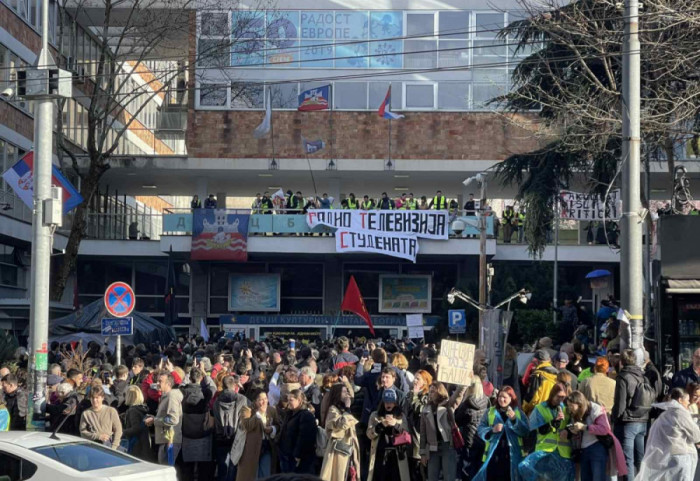 (FOTO/VIDEO) Blokada RTS: Raširen transparent "Radio televizija studenata", građani donose donacije