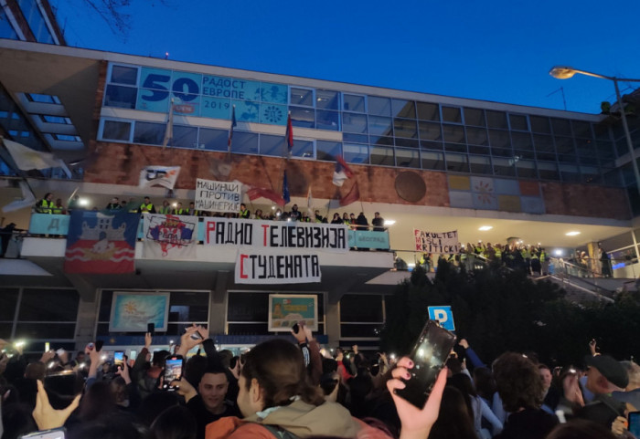 (FOTO/VIDEO) Blokada RTS ušla u 18. sat: Raširen transparent "Radio televizija studenata", građani donose donacije