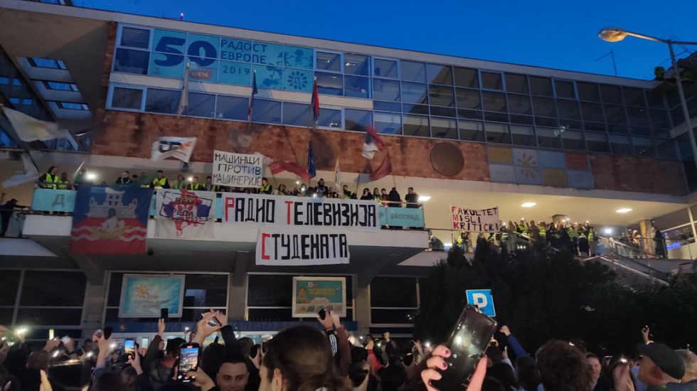 (FOTO/VIDEO) Blokada RTS trajala 22 sata, studenti okupljenima zakazali susret za 15. mart