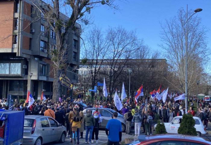 (FOTO/VIDEO) Studenti koji pešače iz Novog Sada na beogradski protest stigli u Staru Pazovu, dočekani uz vatromet