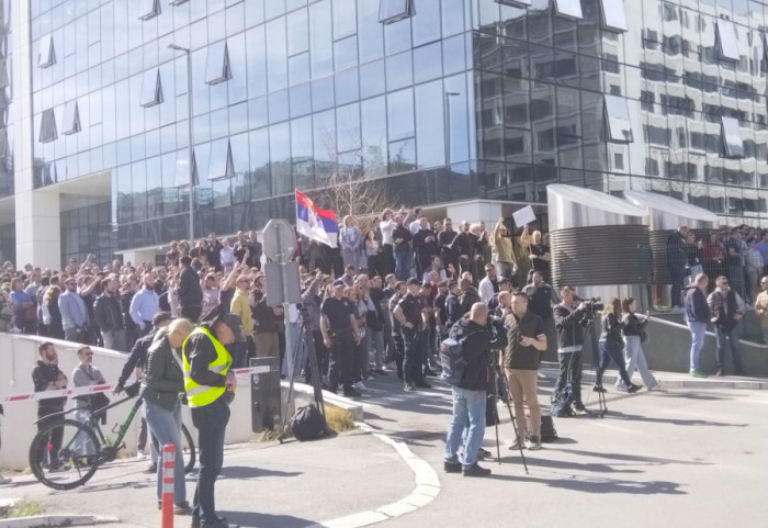 (FOTO/VIDEO) Grupa ljudi blokirala ulaz u zgradu N1, Vulin potvrdio da su to bili članovi njegove stranke