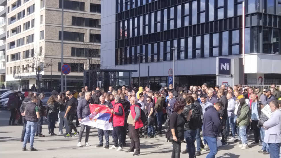 (FOTO/VIDEO) Grupa ljudi blokirala ulaz u zgradu N1, Vulin potvrdio da su to bili članovi njegove stranke