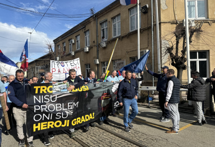 (FOTO) "Čuvajte mrežu, čuvate grad": Protest radnika GSP, blokada raskrsnice kod "Londona" na sat vremena