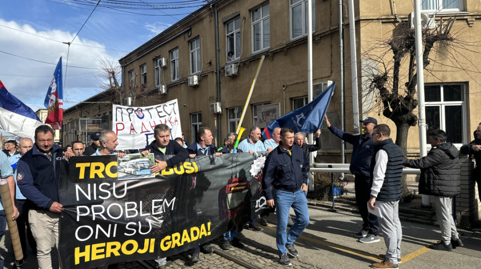 (FOTO) "Čuvajte mrežu, čuvate grad": Protest radnika GSP, blokada raskrsnice kod "Londona" na sat vremena